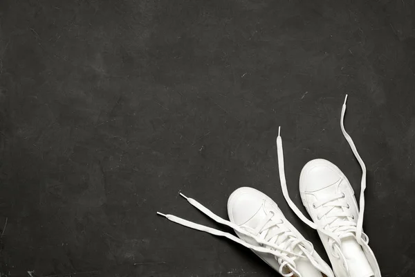Fej lövés a fehér cipők a fekete háttér — Stock Fotó