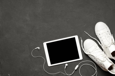 Düz moda beyaz spor ayakkabı siyah arka plan koymak ile telefon, kulaklık, tablet, kopya kitap