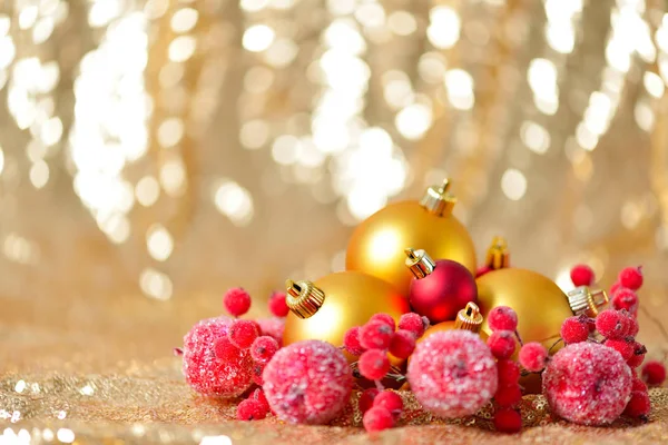 Vánoční pozadí, nový rok zavřít do červené a zlaté zdobení kuličky na třpytky abstraktní rozmazané holiday bokeh pozadí — Stock fotografie