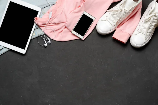 Conjunto de ropa mujer de moda. Blanco Negro. Blusa rosa, vaqueros azules, zapatillas blancas, tableta, teléfono —  Fotos de Stock
