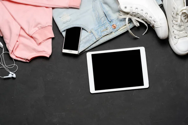 Mode femme vêtements décontractés Set. Blanc Noir. Chemisier rose, jeans bleu, baskets blanches, tablette, téléphone — Photo