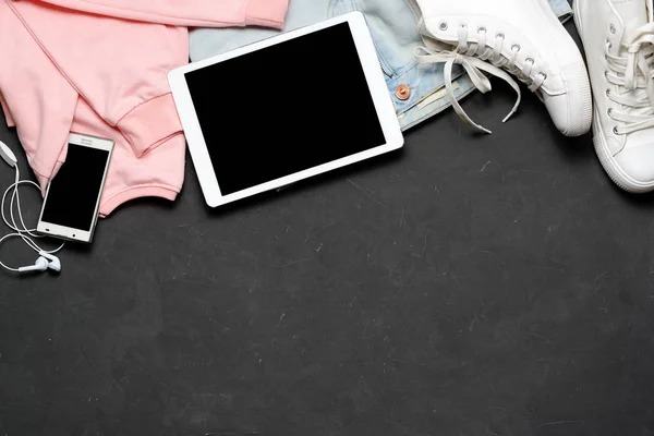 Conjunto de ropa casual mujer de moda. Blanco Negro. Blusa rosa, vaqueros azules, zapatillas blancas, tableta, teléfono —  Fotos de Stock