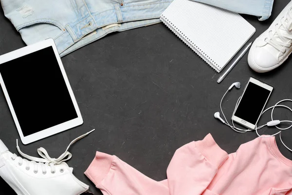 Conjunto de ropa casual mujer de moda. Blanco Negro. Blusa rosa, vaqueros azules, zapatillas blancas, tableta, teléfono —  Fotos de Stock