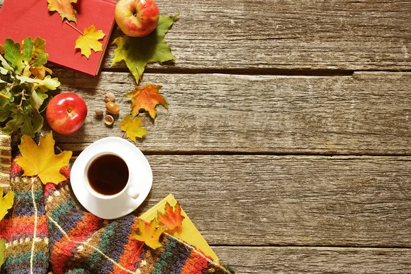 Frame of autumn red, green and yellow leaves, apples with cup of coffee or tea with books on vintage background. — Stock Photo, Image