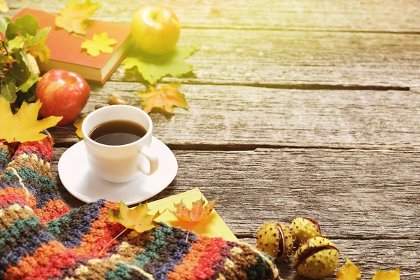 Frame of autumn red, green and yellow leaves, apples with cup of coffee or tea with books on vintage background. — Stock Photo, Image