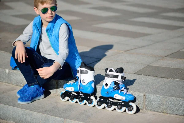 Pojke lokalisering med inline-rollern skridskor på utomhus skatepark — Stockfoto