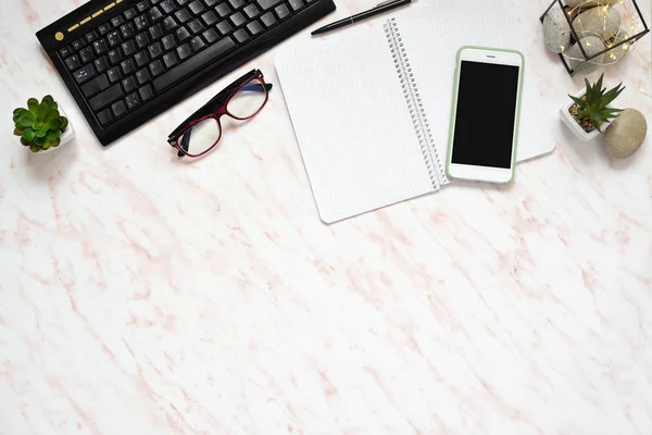 Telefon, klavye ve defter kopyalama alanı arka plan ile düz yatıyordu ofis mermer Masası