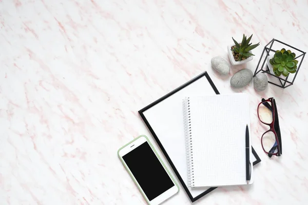 Escritorio plano de mármol de oficina con teléfono, teclado y espacio de copia portátil de fondo — Foto de Stock