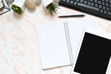 Telefon, klavye ve defter kopyalama alanı arka plan ile düz yatıyordu ofis mermer Masası