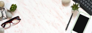 Uzun banner düz ofis mermer Masası telefon, klavye ve defter kopyalama alanı arka plan ile yatıyordu.