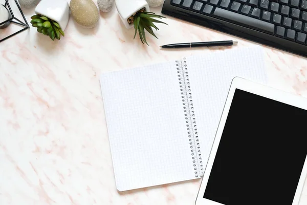 Escritorio plano de mármol de oficina con teléfono, teclado y espacio de copia portátil de fondo — Foto de Stock