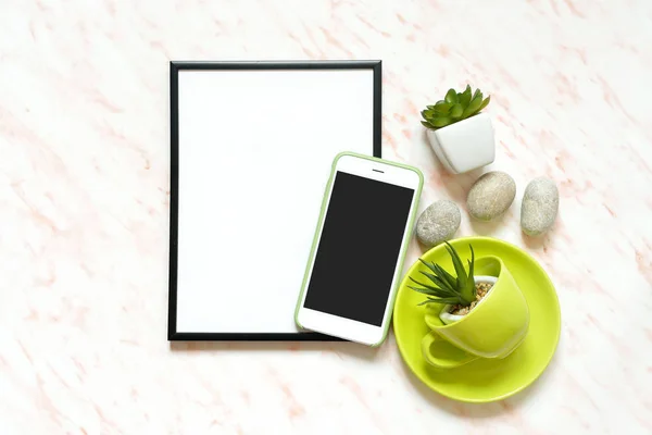 Creative płaskim położyć marmurowe biurko z białym pusty rama tło tekstu, telefon, Puchar, kamienie i sukulenty — Zdjęcie stockowe