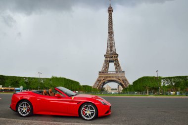 Eyfel Kulesi, yağmurlu gökyüzü ile Paris 'in sembolü, kırmızı Porsche