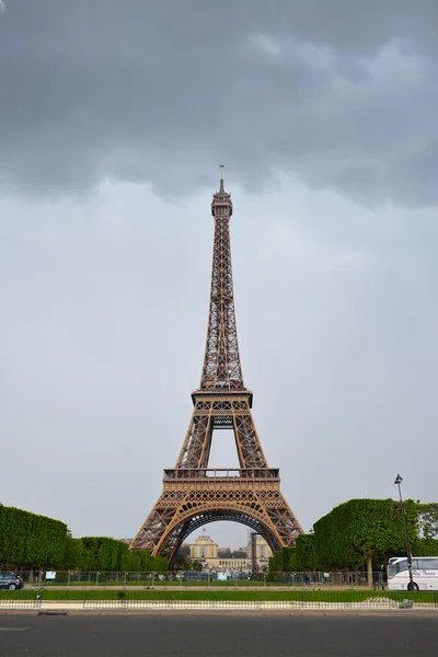 Eiffelturm, Symbol von Paris mit regnerischem Himmel lizenzfreie Stockbilder