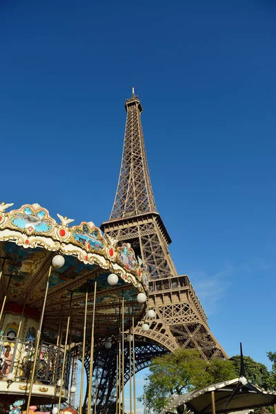 Paris, Fransa - 8 Mayıs 2019 Eiffel Kulesi, Paris 'in mavi gökyüzü sembolü — Stok fotoğraf