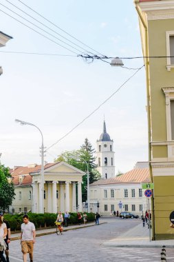 Vilnius, Litvanya - 20 Mayıs 2017: Kuzey Avrupa 'nın en büyük ortaçağ kasabalarından biri olan Vilnius Litvanya' nın Eski Kasabası sokakları