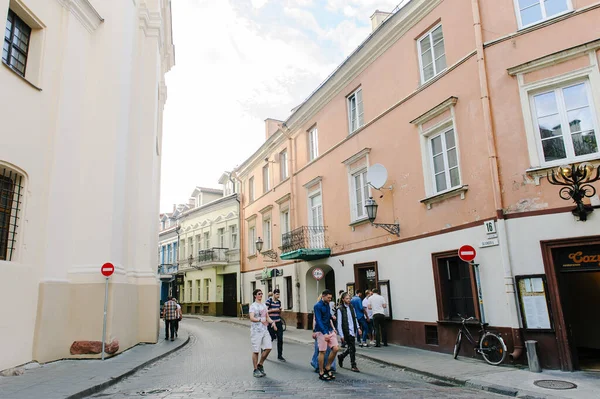 Vilnius, Litauen - 20. Mai 2017: Straßen der Altstadt von Vilnius Litauen, einer der größten erhaltenen mittelalterlichen Städte Nordeuropas lizenzfreie Stockfotos
