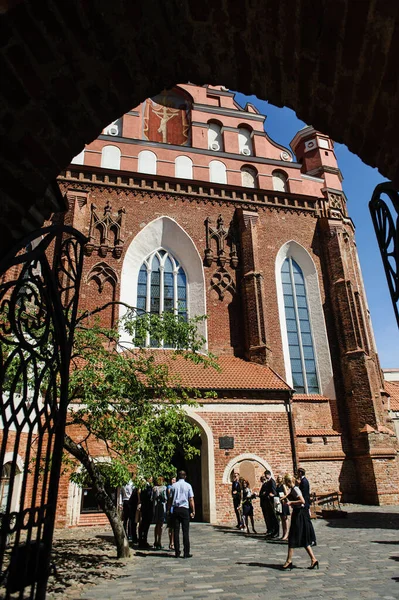 Vilnius, Litauen - 20. Mai 2017: Eintritt in die katholische Kirche St. Anna. Gäste treffen das Brautpaar — Stockfoto