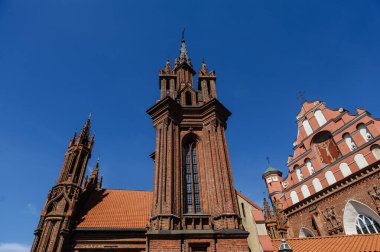 Vilnius, Litvanya - 20 Mayıs 2017: Vilnius 'taki St. Annes ve Bernadines Kiliselerinin Mimari Detayları