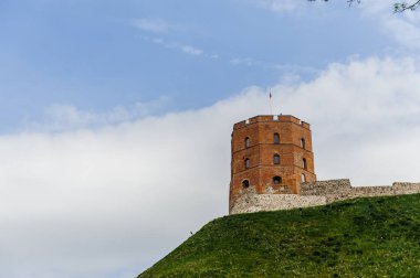 Litvanya, Vilnius 'taki Gediminas Gedimino Kulesi. Vilnius şehrinin ve Litvanya 'nın kendi tarihsel sembolü. Yukarı Vilnius Kale Kompleksi. Turizm Mekanı