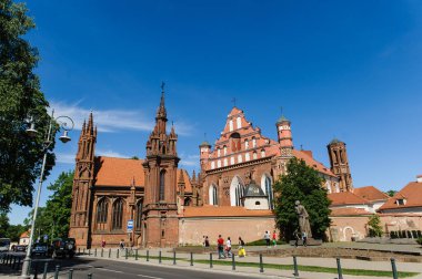 Vilnius, Litvanya - 20 Mayıs 2017: Vilnius Litvanya 'daki St. Annes ve Bernadines Kiliseleri ve Adam Mickiewicz Anıtı