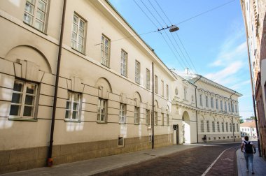 Vilnius, Litvanya - 20 Mayıs 2017: Kuzey Avrupa 'nın en büyük ortaçağ kasabalarından biri olan Vilnius Litvanya' nın Eski Kasabası sokakları