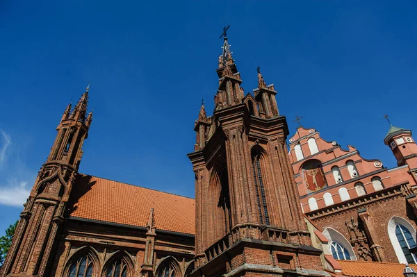 Vilnius, Litauen - 20. Mai 2017: architektonische Details der St. Annes und Bernadines Kirchen in Vilnius — Stockfoto