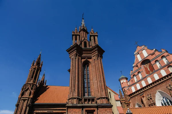 Vilnius, Lithuania - May 20, 2017: Architectural details of St Annes and Bernadines Churches in Vilnius — Stock Photo, Image