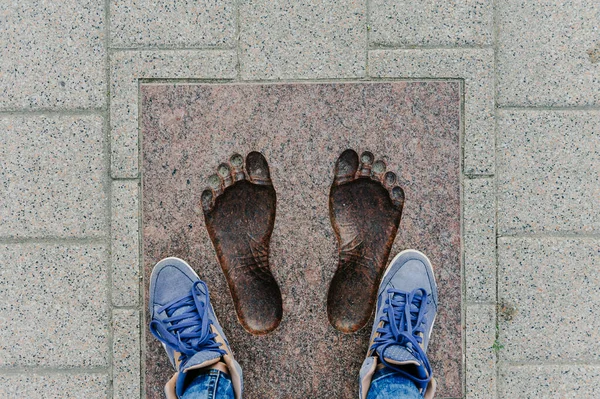 Vilnius, Litauen - 20. Mai 2017: Füße in Granitfliesen. Baltischen Weg. Fußfliese lizenzfreie Stockfotos