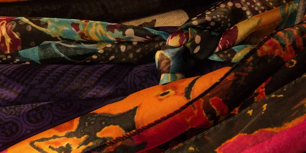 Жіночі шарфи в барвистій композиції — стокове фото