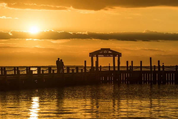 Atardecer dorado sobre el agua —  Fotos de Stock