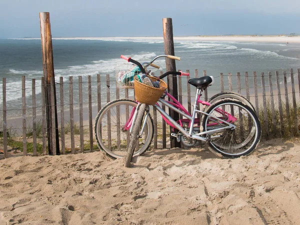 Два велосипеди на пляжі — стокове фото