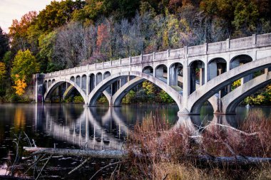 Sonbaharda Ontelaunee Gölü 'nün kuzey tarafındaki kapalı köprü.