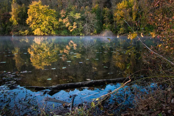 Mist Clings Surface Lake Ontelaunee Reflecting Btight Foliage Autumn — Stock Photo, Image