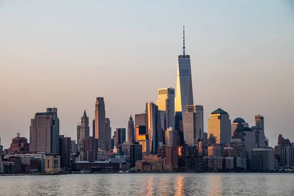 Budovy Finanční Čtvrti Manhattanu Začínají Odrážet Vycházející Slunce Druhé Straně — Stock fotografie