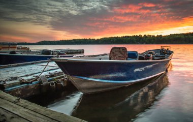 Berrak Göl manzarası, gün batımında Clear Lake Cottages rıhtımında ön planda.