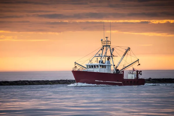 Fishing boat returns to port after a long night - at Barnegat Inlet — Stock Image Fishing Boat Returns Port Long Night Barnegat Inlet Stock Photo