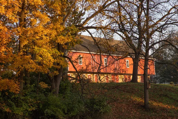 Časné Podzimní Světlo Osvětluje Červenou Stodolu Wyomissing Parku Okres Berks — Stock fotografie
