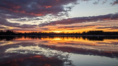 Blue Marsh Gölü 'nde serin bir Aralık sabahı muhteşem bir şafak
