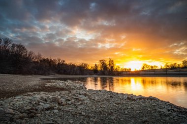Doğu Pensilvanya 'daki Blue Marsh Gölü' nde şafak vakti.