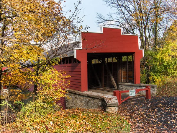 Červený Krytý Most Podzim Vchodu Berks County Heritage Center — Stock fotografie