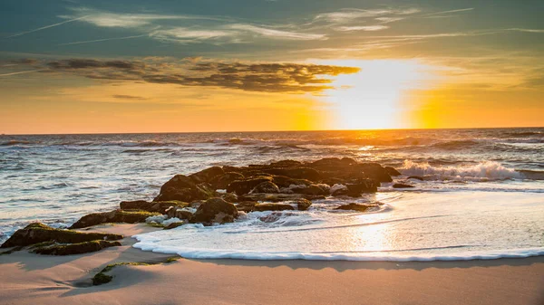 Salida Del Sol Pacífica Con Embarcadero Piedra Espuma Mar Golpeando —  Fotos de Stock