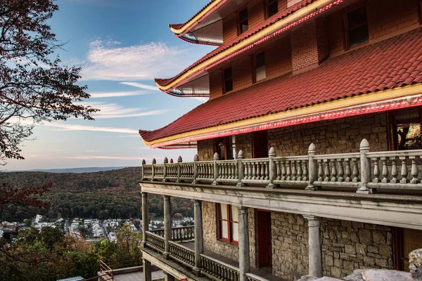 Horní Patra Reading Pagoda Zobrazující Kamenný Balkon Červenou Štukovou Střechu — Stock fotografie