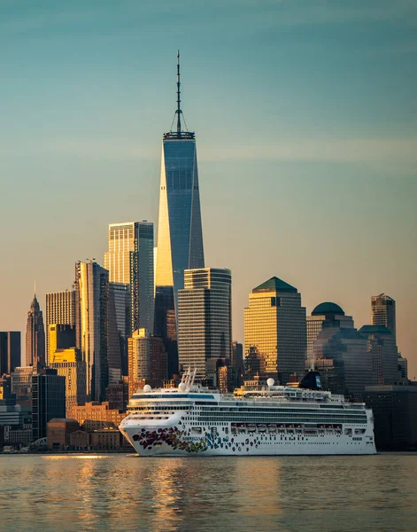 Ein Norwegisches Kreuzfahrtschiff Fährt Lautlos Unter Den Blicken Des Freedom — Stockfoto