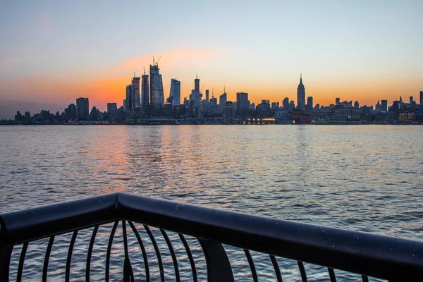 Lange Aufnahme Der Skyline Von Manhattan Von Einem Begehbaren Pier — Stockfoto