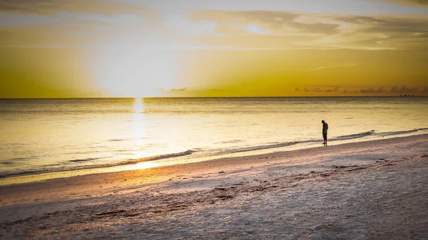 Puesta Sol Sobre Golfo México Bonita Beach Con Una Figura —  Fotos de Stock