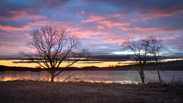 Des Nuages Roses Bleus Remplissent Ciel Reflètent Dans Lac Derrière — Photo