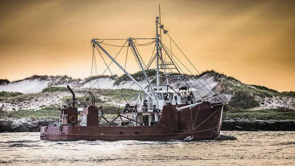 A workboat heads out of Barnegat Inlet in the morning light — Stock Image Workboat Heads Out Barnegat Inlet Morning Light Stock Photo