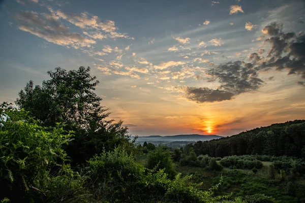 一个五彩缤纷的黎明在宾夕法尼亚州伯克郡的山上和森林上空升起 图库照片
