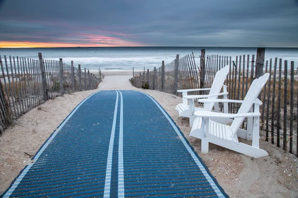 Прогулянковий Килимок Пара Пляжних Стільців Паркани Двома Дюнами Лінії Шляху — стокове фото